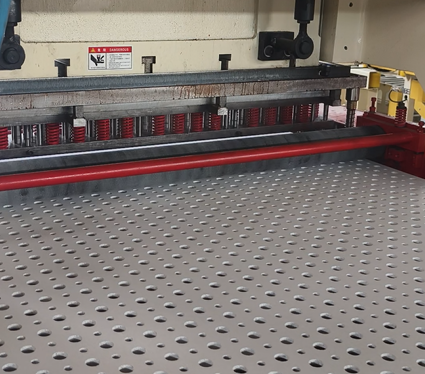 Machine de perforation de plaques de plâtre sous pression 200T, pour une épaisseur maximale de 20mm avec un niveau automatique élevé