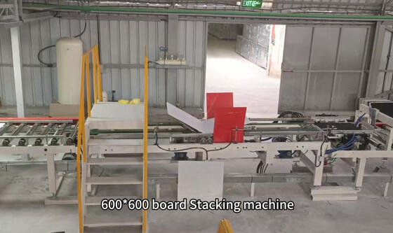 Ligne de production complète de peinture par pulvérisation de dalles de plafond en gypse avec système de pulvérisation, de séchage et d'emballage