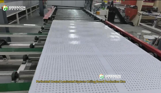 Ligne de revêtement par pulvérisation automatique de plaques de plâtre pour la finition de peinture à base d'eau de carreaux de plafond en gypse perforé