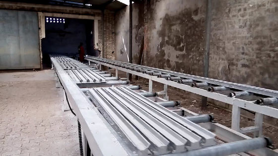 Un bon prix. Machine de corniche de gypse de haute performance et corniches décoratives en ligne