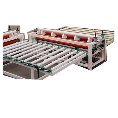Un bon prix. L'OIN décorative semi-automatique de la CE de la machine 380V de panneau de stratifié de film de PVC a approuvé en ligne
