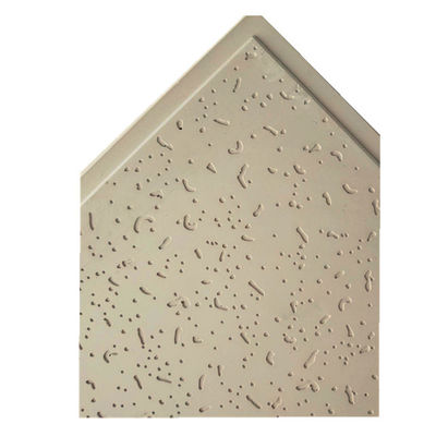 Un bon prix. La tuile de plafond de gypse de décoration intérieure font la taille de panneau de la machine 600*600 en ligne