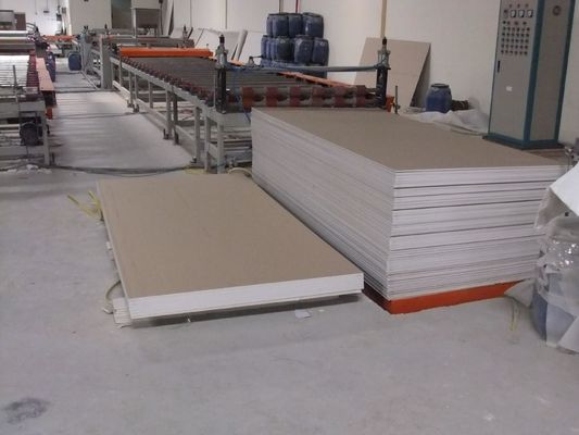 Chaîne de production professionnelle de tuile de plafond de gypse avec le conseil automatique déchargeant la machine