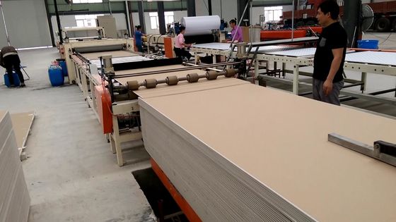 Machine de stratification 380V, de papier aluminium de panneau de silicate de calcium fréquence 50HZ
